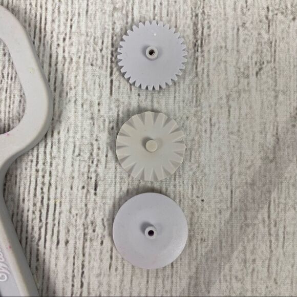 Wilton Fondant cutter & multi shape hand press - Picture 2 of 12